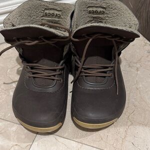 CROCS Mens Size 9 Dark Brown Boots with Light Fur Lining